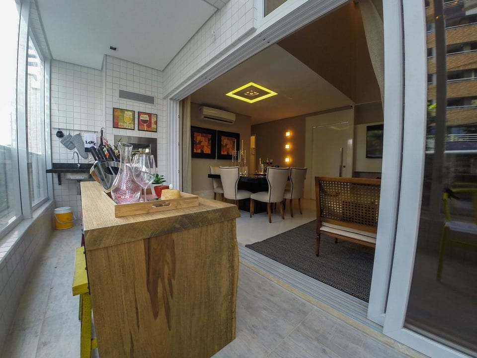 dining area with bar
